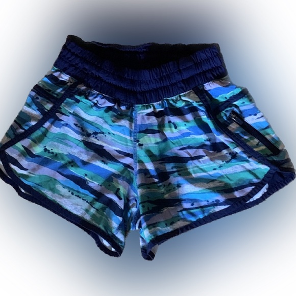 Lululemon hotty hot shorts Blue multi-color geometric Women’s 4 S Small EUC - Picture 1 of 6